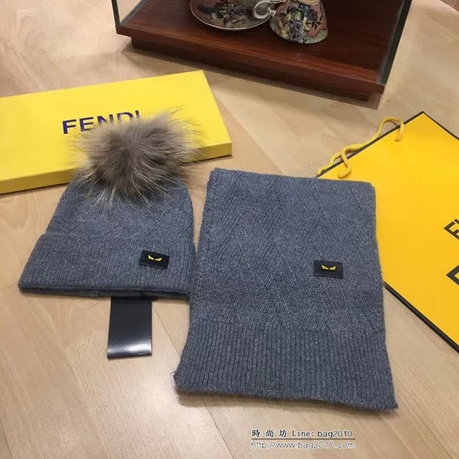 FENDI芬迪 新款羊絨配狐狸毛球 原單帽子圍巾套裝 時尚又保暖 LLWJ7907